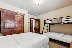 3 chambres, fer et planche à repasser, Wi-Fi, draps fournis
