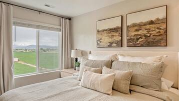 4 bedrooms, iron/ironing board, travel crib, free WiFi