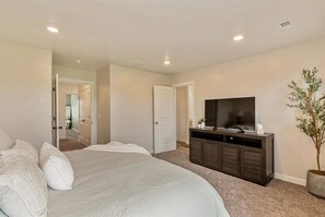 4 habitaciones, tabla de planchar con plancha y cuna de viaje