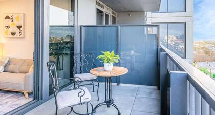 Stylish Ivanhoe Apt: Free Parking & Balcony