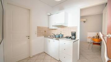 Standard Apartment, Sea View, Ground Floor | Private kitchen