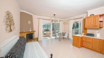 Family Apartment, Garden View | Living area