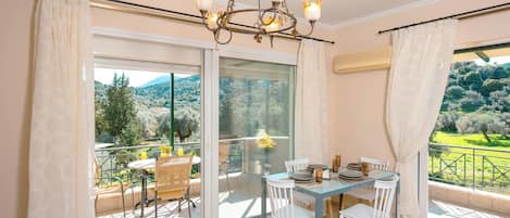Departamento familiar, vista al jardín | Área de sala de estar