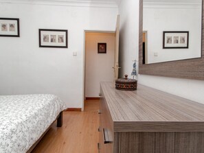 2 bedrooms, iron/ironing board, bed sheets