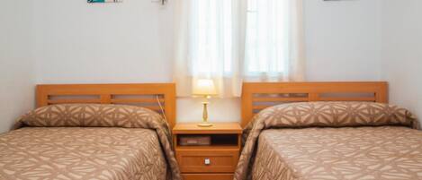 2 Schlafzimmer, Bügeleisen/Bügelbrett, Bettwäsche