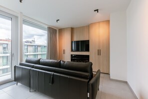 Una televisión, una chimenea