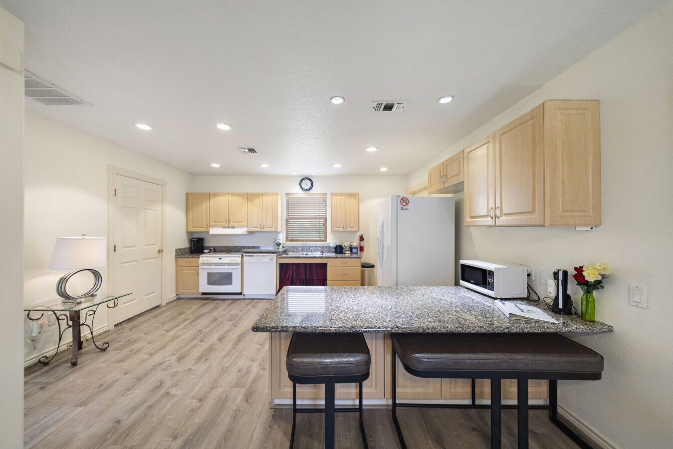 Jääkaappi, mikroaaltouuni, uuni, liesi