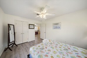 1 habitación, tabla de planchar con plancha y cuna de viaje 