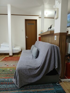 Living area - Cozy Pad (Tokyo)