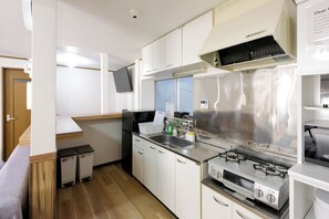 Apartment | Private kitchen | Fridge, dishwasher, electric kettle, cookware/dishes/utensils - Cozy Pad (Tokyo)
