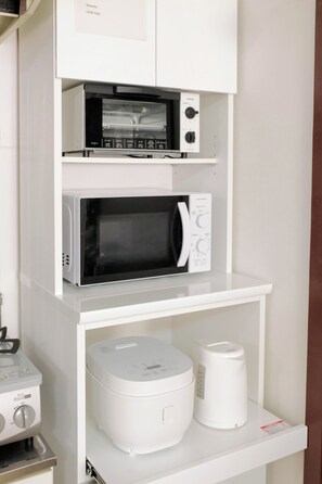 電冰箱、洗碗機、電熱水壺、鍋具/餐盤/廚房用品