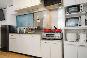 Departamento | Cocina privada | Refrigerador, lavavajillas y utensilios de cocina