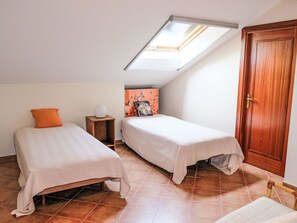 3 chambres, bureau, accès Internet
