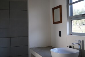 舒适木屋, 湖景 | 浴室 | 淋浴设施、毛巾、卫生纸