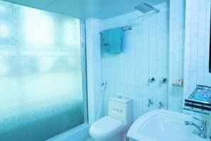 家庭双人房或双床房 | 浴室 | 免费洗浴用品、毛巾、肥皂、洗发水