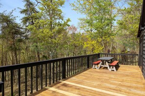 Outdoor dining - Cabin w Fire Pit, Grill & Games, Dog-Friendly! (Mathias)