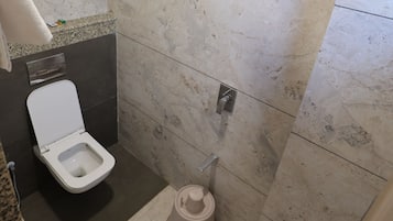 Deluxe Double or Twin Room | Bathroom