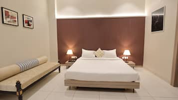 Studio Suite | Desk, iron/ironing board, free WiFi