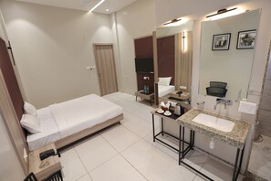 Deluxe Double or Twin Room | Desk, iron/ironing board, free WiFi - Vaishnav Hotel (Latur)