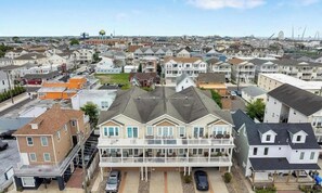 Un quartier résidentiel composé de plusieurs maisons à deux étages, un immeuble imposant doté d’un balcon et, au loin, un parc d’attractions.