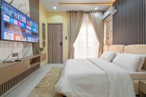 Tabla de planchar con plancha, wifi y ropa de cama