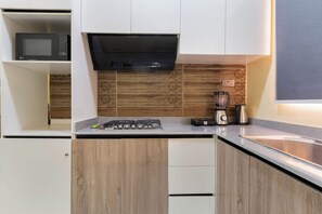 Een microgolfoven, een kookplaat