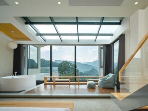 Economy suite, uitzicht op bergen | Een bureau, verduisterende gordijnen, geluiddichte muren, gratis wifi