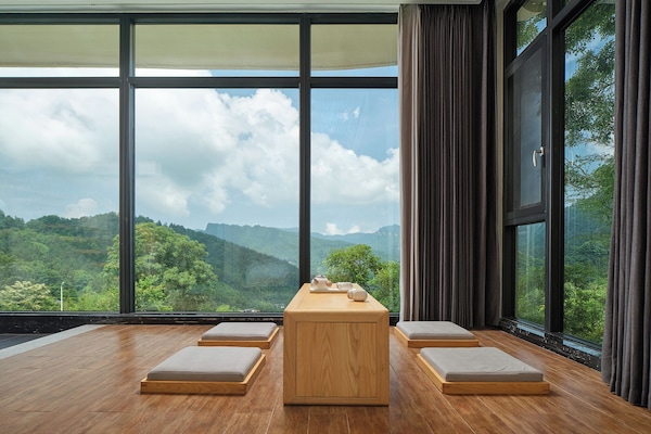 Suite exclusiva, vistas a la montaña | 1 dormitorio, escritorio, cortinas opacas y sistema de insonorización