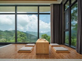 Suite Exclusive, vista montagna | 1 camera, una scrivania, tende oscuranti, insonorizzazione