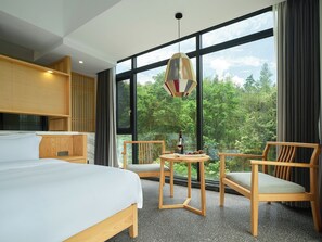 Classic-Doppelzimmer, Hügelblick | 1 Schlafzimmer, Schreibtisch, Verdunkelungsvorhänge
