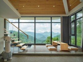 Exclusive Suite, Mountain View | Desk, blackout drapes, soundproofing, free WiFi