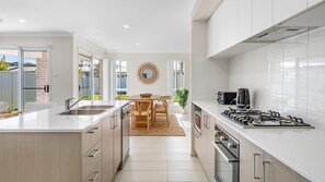 Kylskåp, mikrovågsugn, ugn och spishäll