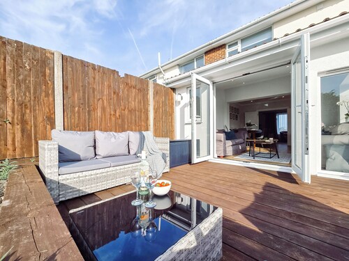 Luxury Sea View Retreat with Hot Tub – Sleeps 8