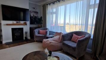 Smart TV, caminetto, libri