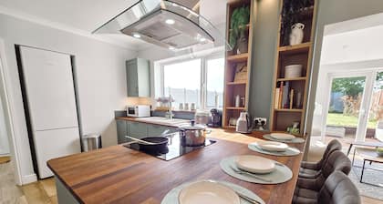 Luxury Sea View Retreat with Hot Tub – Sleeps 8