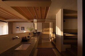 Suite luxueuse, vue sur la mer | Salle de bain | Baignoire et douche séparées, douche cascade