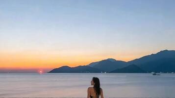Una piscina al aire libre, sombrillas