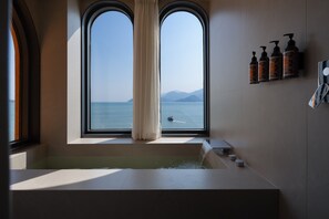 Premier-Doppelzimmer, Meerblick | Badezimmer | Badewanne und Dusche (separat), Regendusche, kostenlose Toilettenartikel