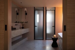 Chambre familiale avec lits jumeaux, vue sur la mer | Salle de bain | Baignoire et douche séparées, douche cascade