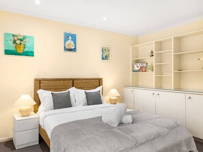 3 bedrooms, iron/ironing board, WiFi, bed sheets