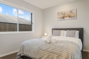 4 bedrooms, iron/ironing board, WiFi, bed sheets - Newly Built 4BR Family Oasis | Comfort & Space (Logan Reserve)