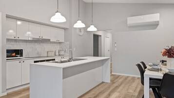 Køleskab, mikrobølgeovn, ovn, kogeplade