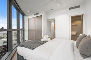 2 عدّة غرف نوم ومكواة/لوح كي وواي فاي وملاءات أسرّة