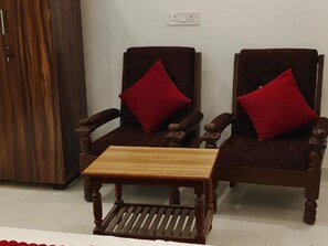 Deluxe tweepersoonskamer, uitzicht op de stad | Woonruimte