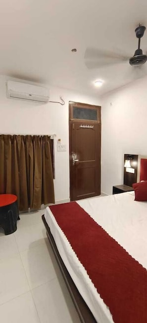 Deluxe Double Room, City View | Desk, laptop workspace, free WiFi - RAGHAV STAY INN (Faizabad)
