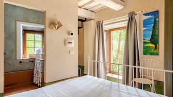 Apartment | Blackout drapes, iron/ironing board, free WiFi
