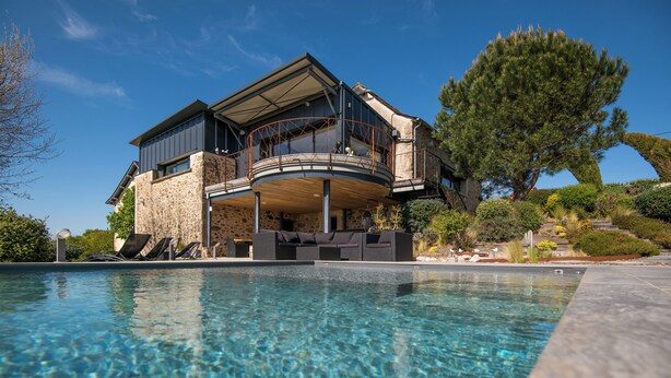 A modern house with a pool, a balcony, and a stone facade. - New: Le Havre du Py, 230m² nestled in the heart of the fields (Compolibat)