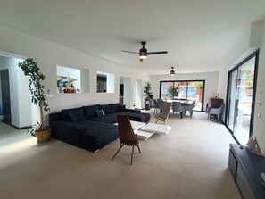 TV connectée, table de tennis de table