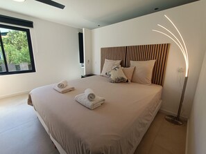 4 habitaciones, escritorio y tabla de planchar con plancha 