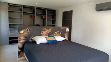 4 slaapkamers, een bureau, een strijkplank/strijkijzer, reisbedje